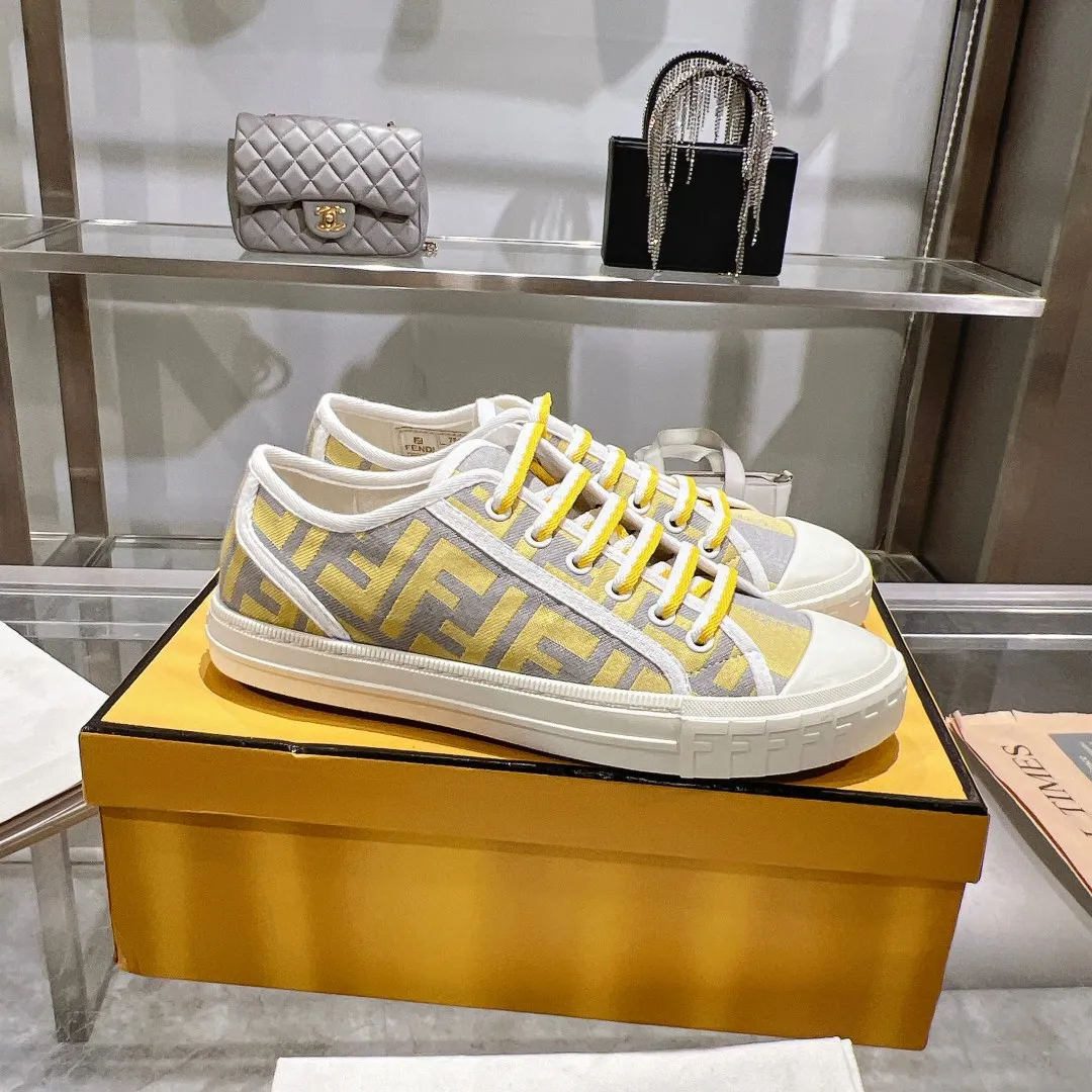 Couple style 💰460❤️Fendi Fendi's latest couple canvas shoes ❑ Fabric: Original customized imported jacquard canvas material ❑ Inner lining: Imported canvas material ❑ Sole: Original molded non-slip TPU outsole ❑ Bottom thickness: 2.5cm ❑ Size: Women's 35-40/Men's 39-45